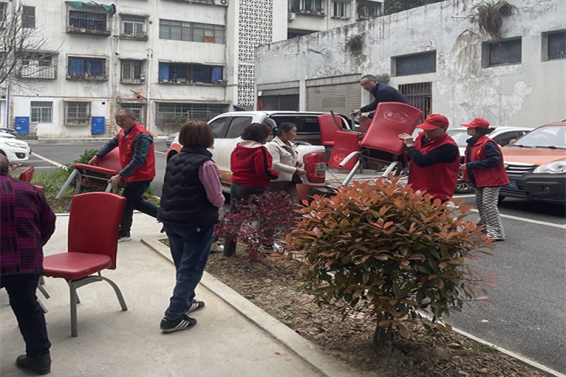 我為群眾辦實事||黨建引領送溫暖，愛心座椅進社區(qū)